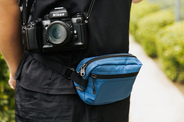 Person wearing the Side Effect as a hip bag